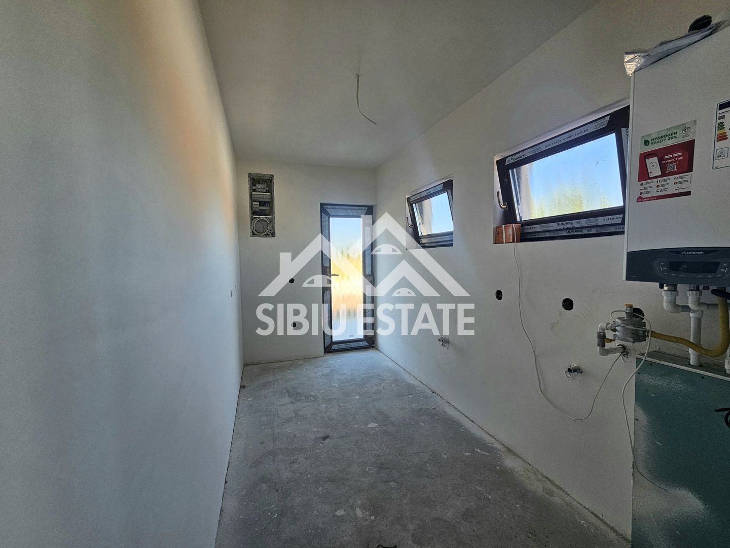 Casa noua 4 dormitoare, spatiu bun pentru familie - Poză 6