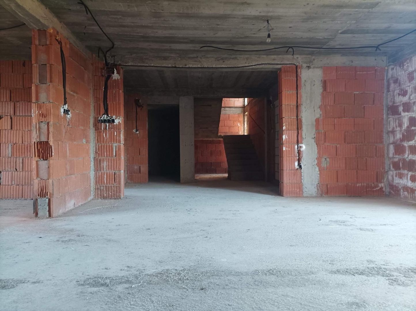 Aproape de oraș! Vânzare casă cu 5 camere în Ulmi! - Poză 10