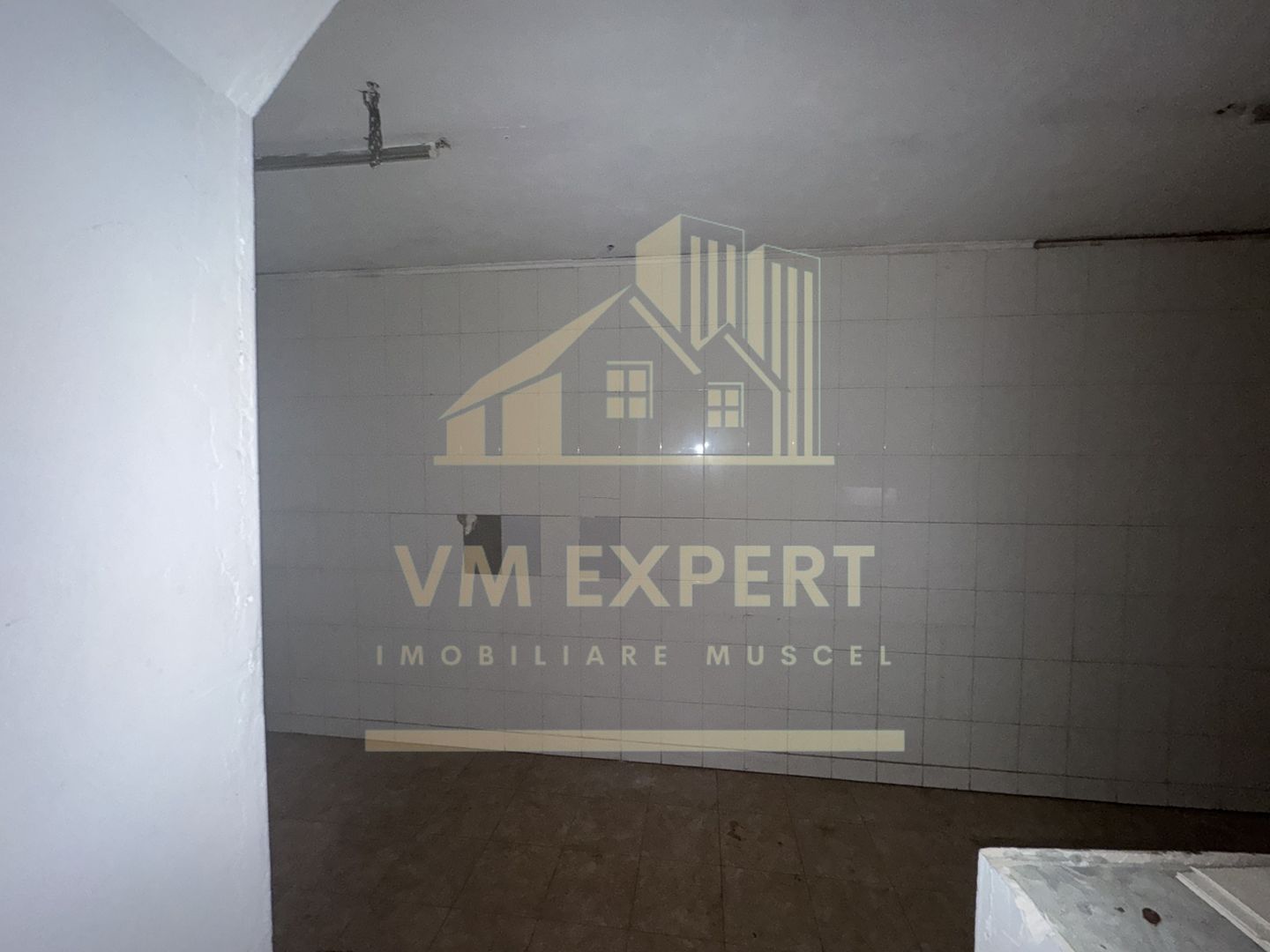 SPATIU COMERCIAL CAMPULUNG ZONA CENTRALA - Poză 11