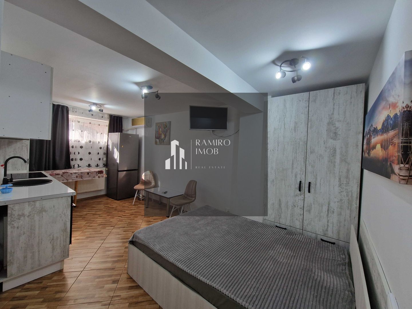 GARSONIERA 30MP, EROII REVOLUTIEI - Poză 1