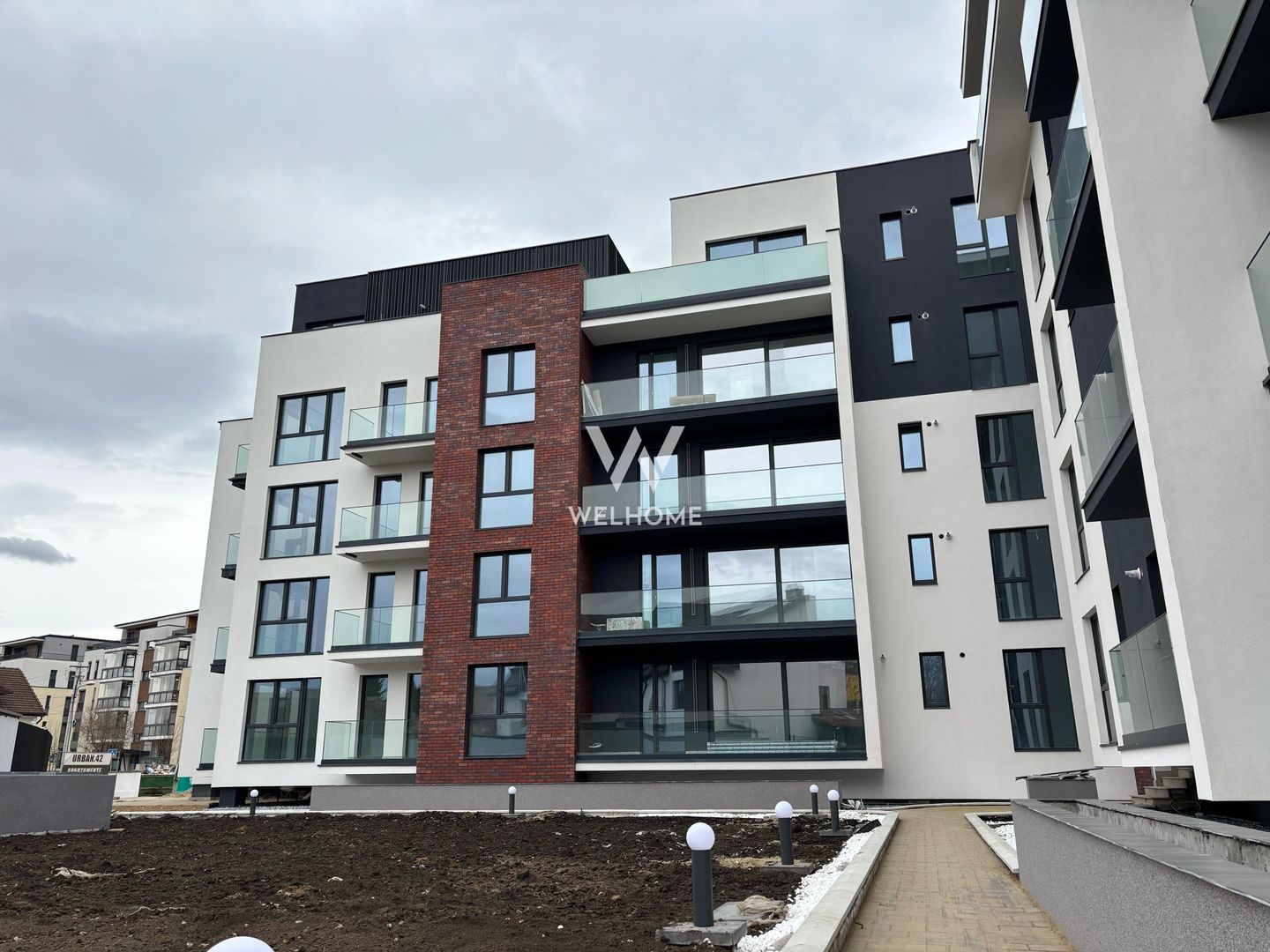 Apartament PREMIUM 3 camere cu GARAJ - zona Centrala - Poză 1