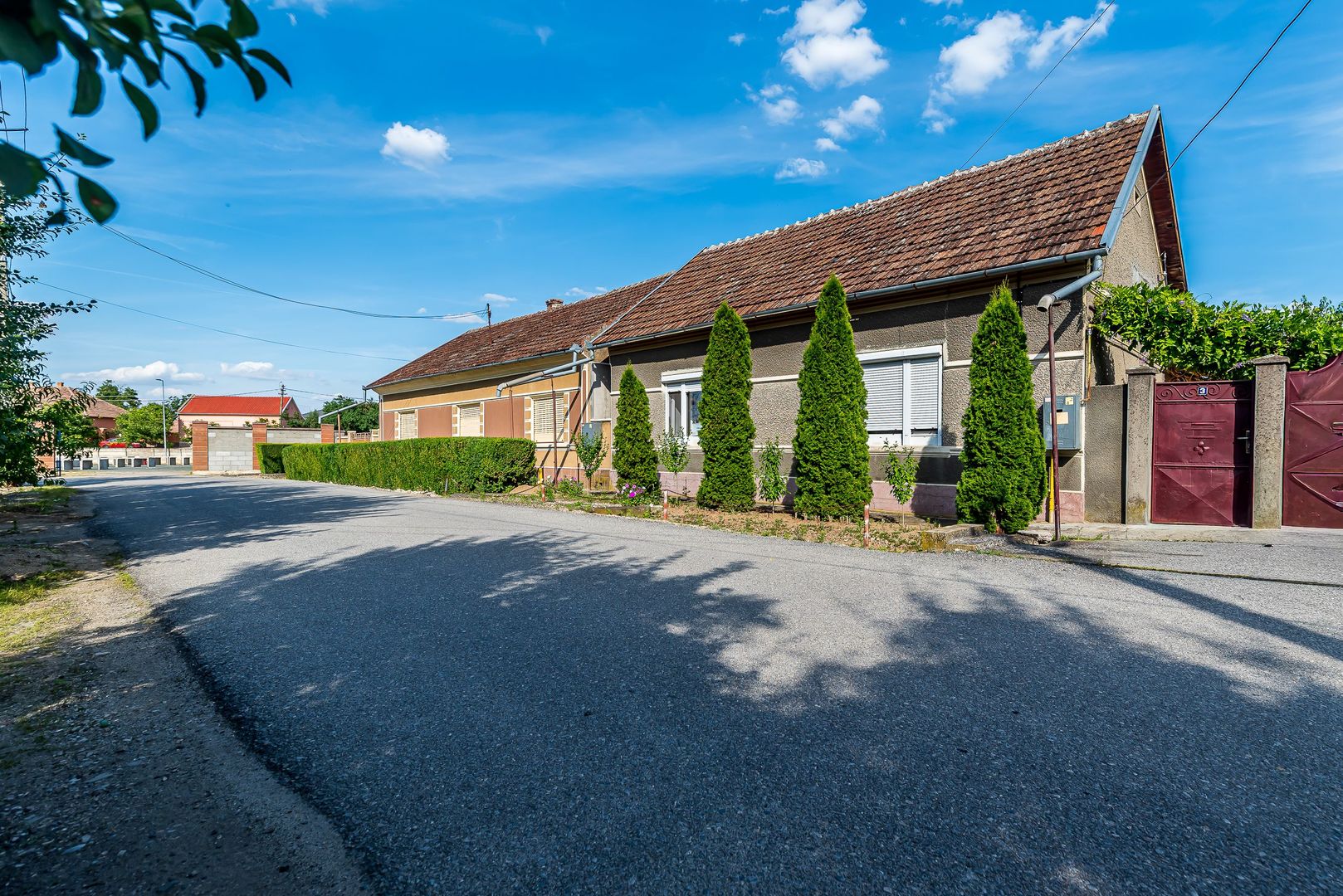 Casa 3 camere, bucatarie si baie, in zona centrala din Chisineu-Cris - Poză 1