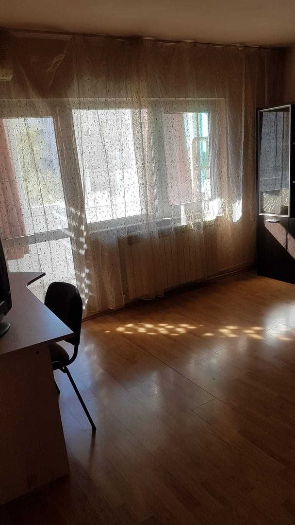 Închiriez apartament 2 camere, Decebal, spațios - Poză 1