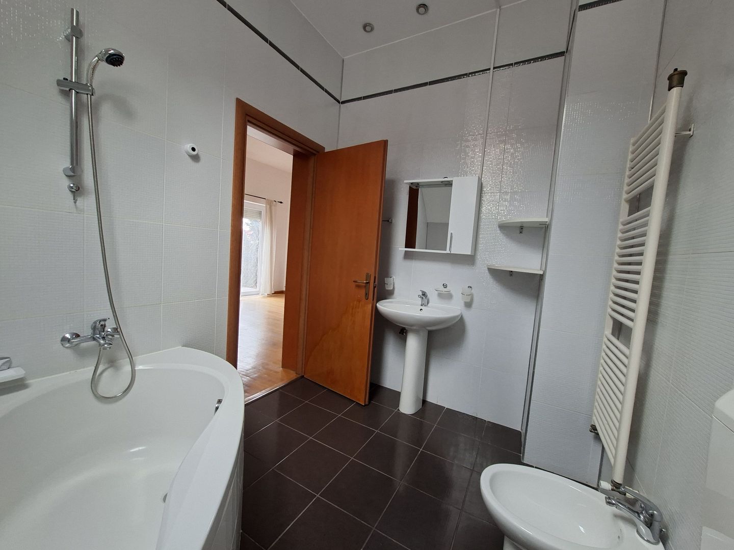 Vilă luminoasă I Gradina mare si loc de joacă privat I Iancu Nicolae - Poză 30