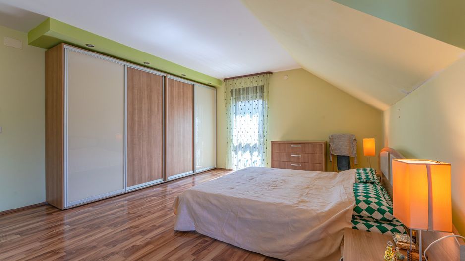 Casa Sacele amplasata in vecinatatea padurii cu pompa de caldura - Poză 14