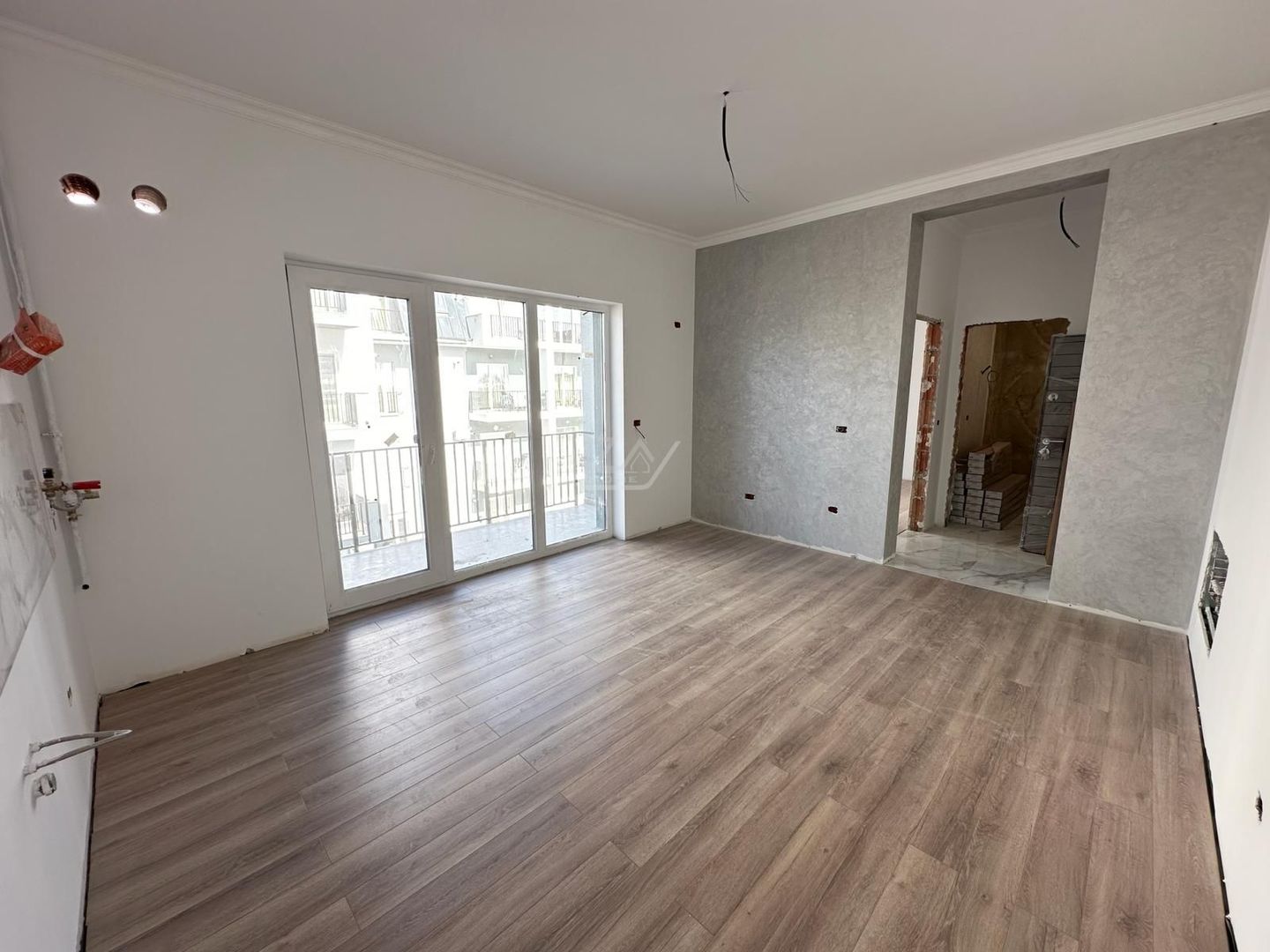 Etaj 2. Loc de parcare. Asfalt. - Poză 2