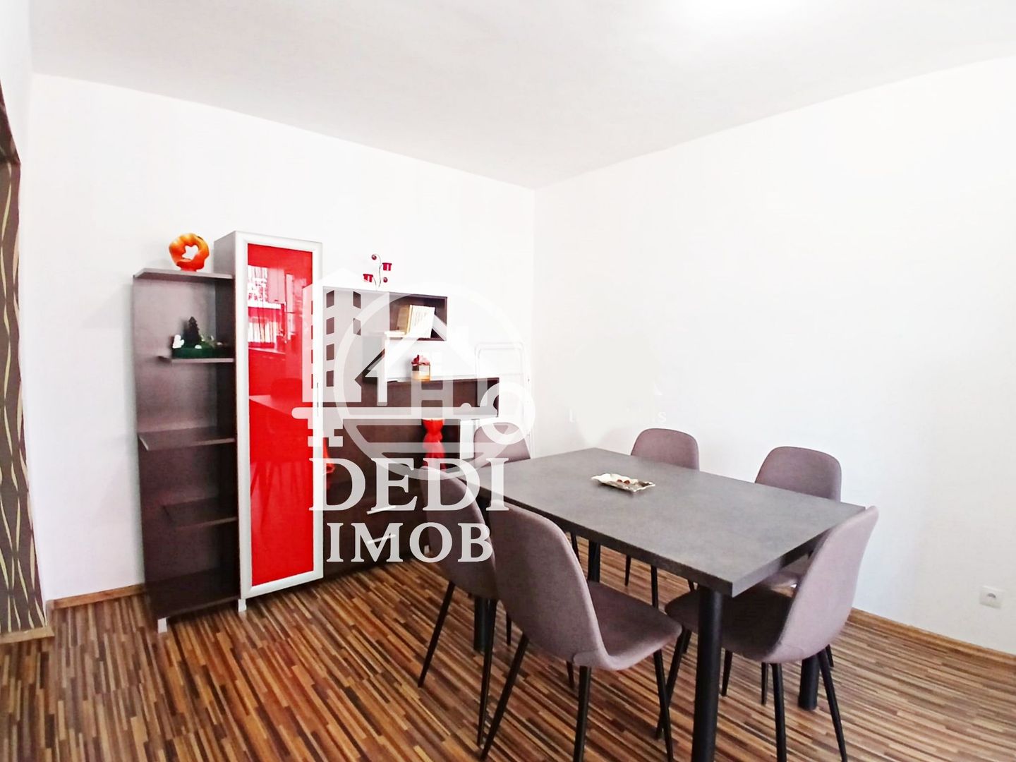 Apartament de vânzare cu 3 camere în zona Rogerius, Oradea - Poză 1
