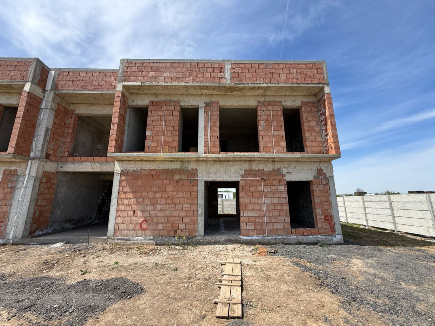 Eleganță și natură: vilă urbană exclusivistă în Tunari - Poză 2