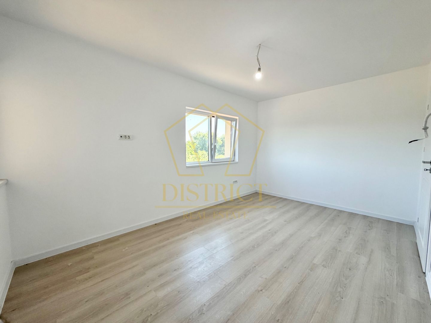 Duplex cu 5 camere si 2 bai, 470 mp teren si 115 mp utili in Ghiroda. - Poză 12