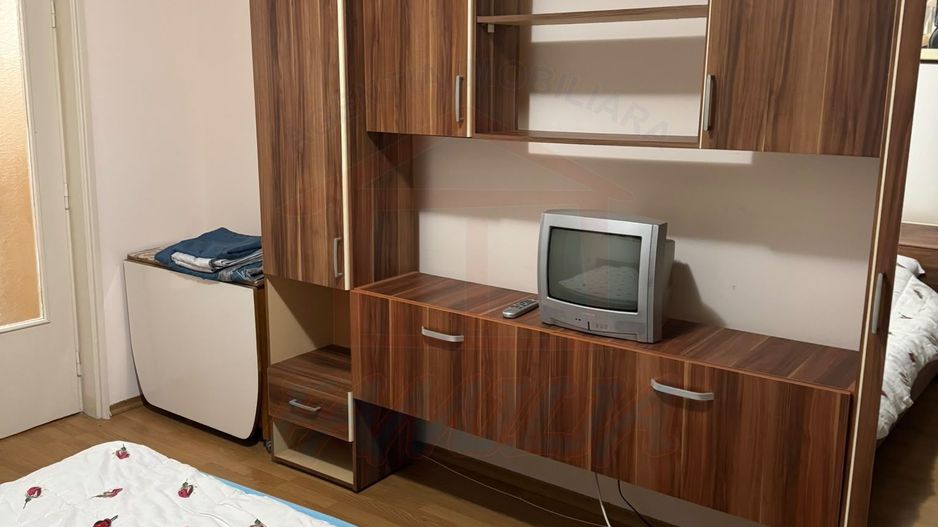 GARSONIERĂ DE ÎNCHIRIAT – ETAJ 2 | 250 €/LUNĂ - Poză 1