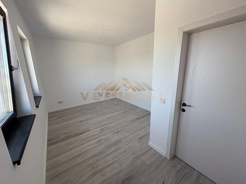 Vila la intrare in comuna Berceni - Poză 13