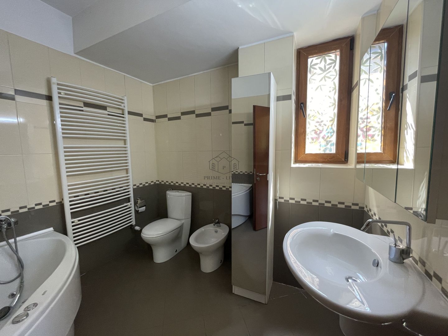 VILA CU 5 DORMITOARE IN COMPLEX REZIDENTIAL - Poză 6