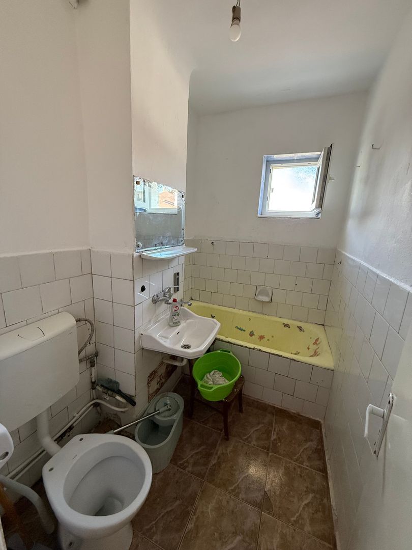 Garsonieră 27 mp cu balcon - etaj 2 - nemobilata -bloc an 1980 - Poză 9