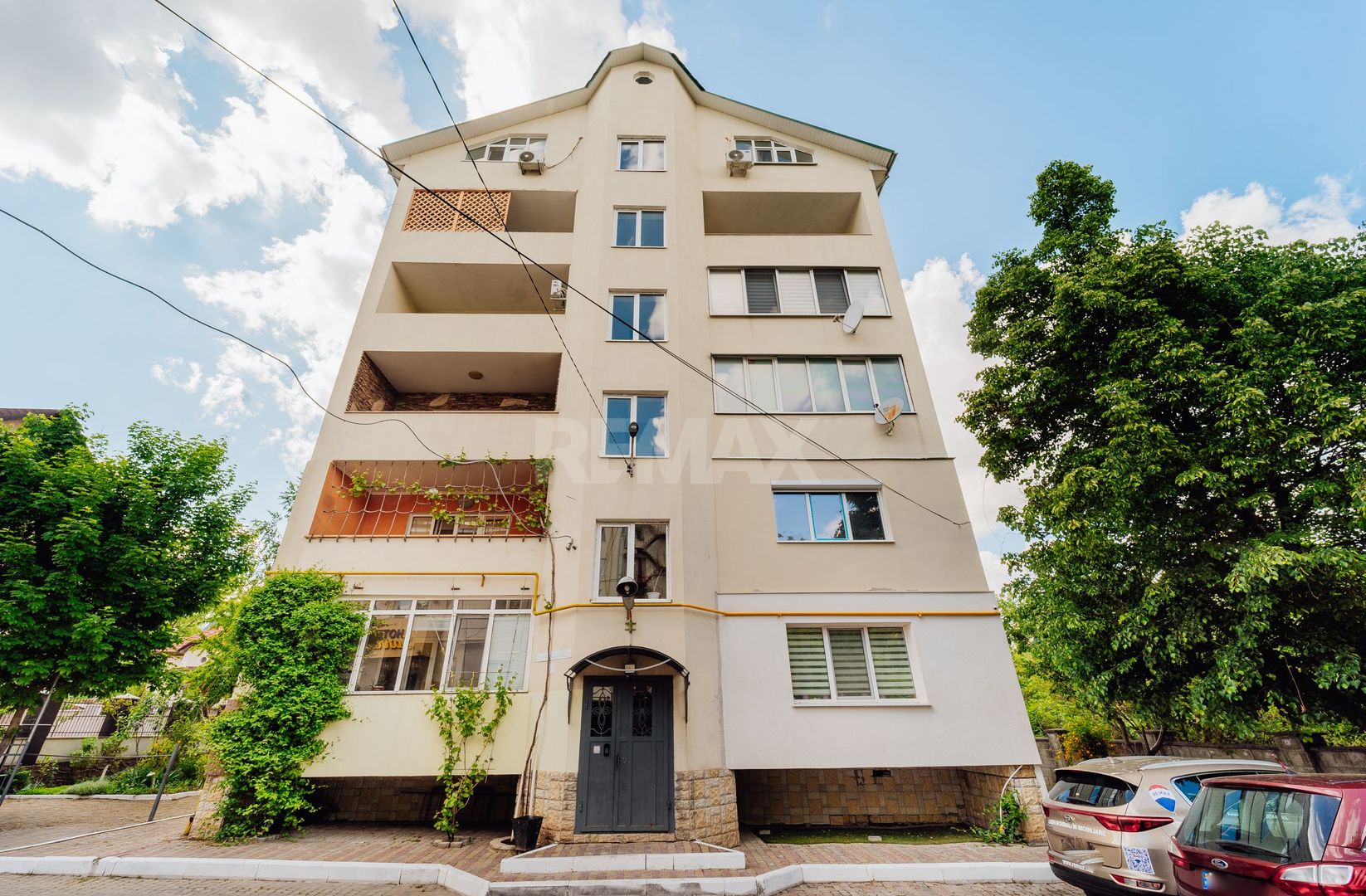 De vinzare Apartament 2 camere si balcon + living cu logie - Poză 1