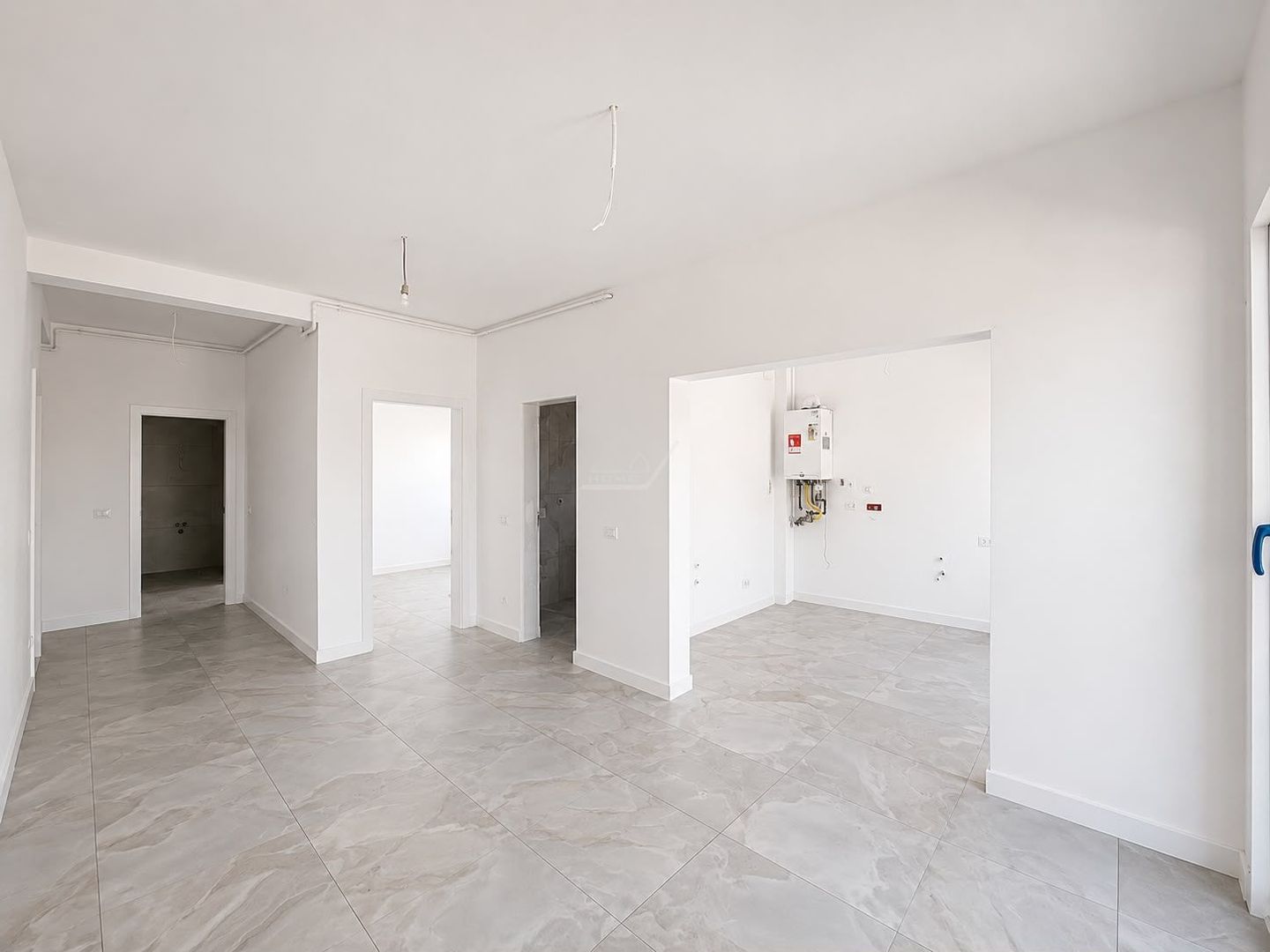 Apartament nou cu 3 camere si 2 bai. Finisaje la alegere. Etaj 1. - Poză 1