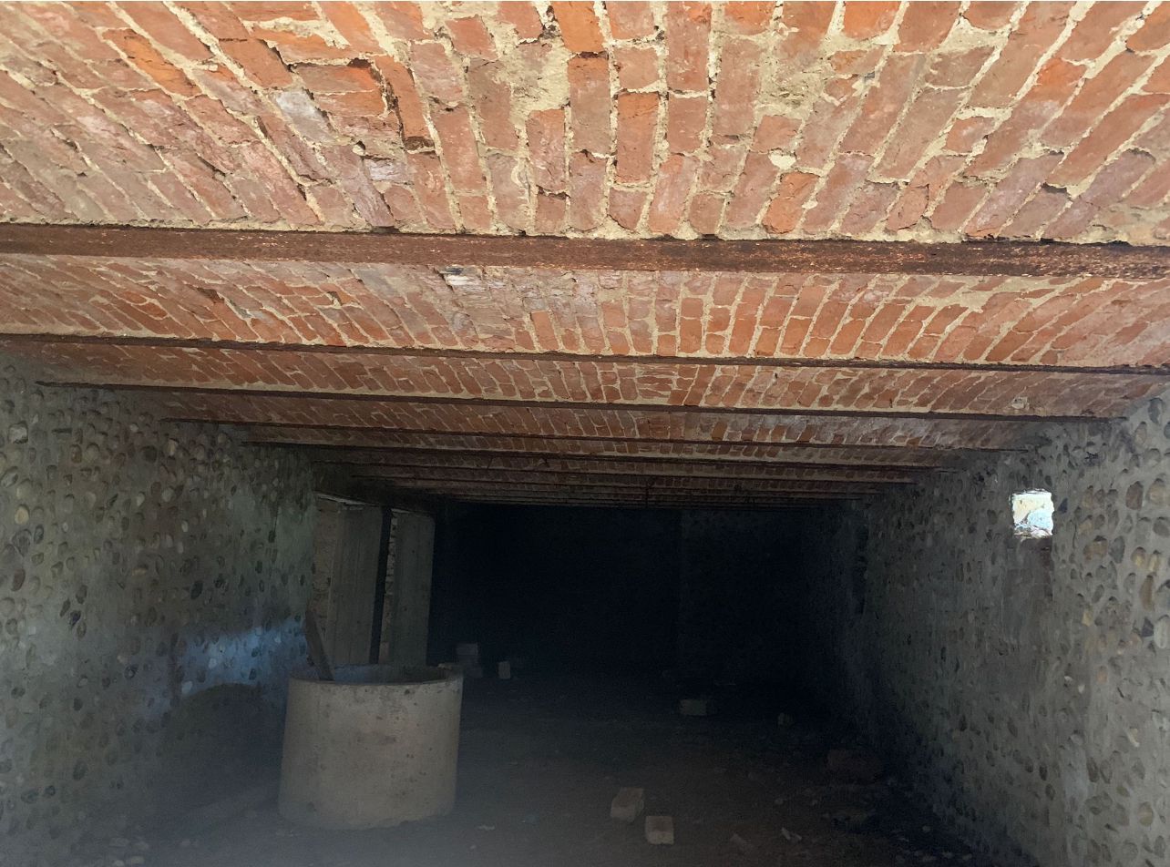 Castel cu vedere panoramică pe dealul Șiriei - Poză 7