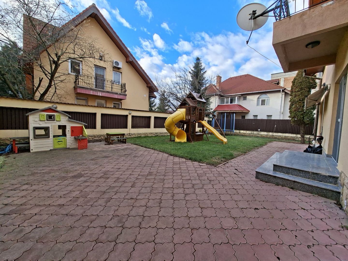 Vilă luminoasă I Gradina mare si loc de joacă privat I Iancu Nicolae - Poză 2