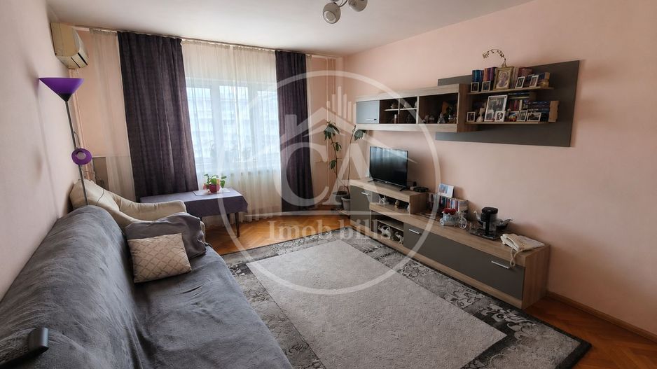 Apartament cu 3 camere de vânzare în zona Rogerius, Oradea - Poză 1