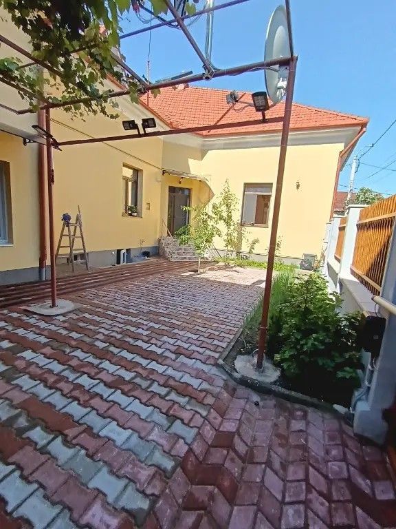 Casă 5 camere, 3 bai,2 bucătării, 200 mp utili, 370 mp teren - Poză 14