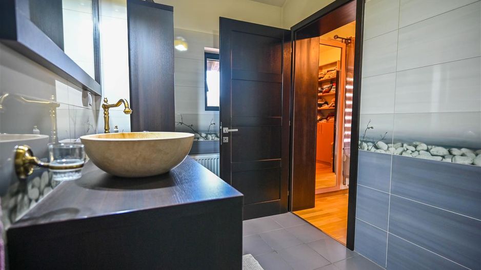 Somptuozitate in stil modern, 2 garaje, 3 terase, totul pe 1.000 mp teren - Poză 25
