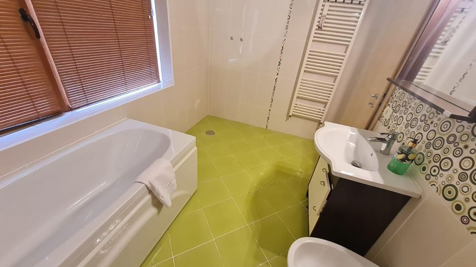 Vila spațioasă și recent renovată în Ghiroda! - Poză 17