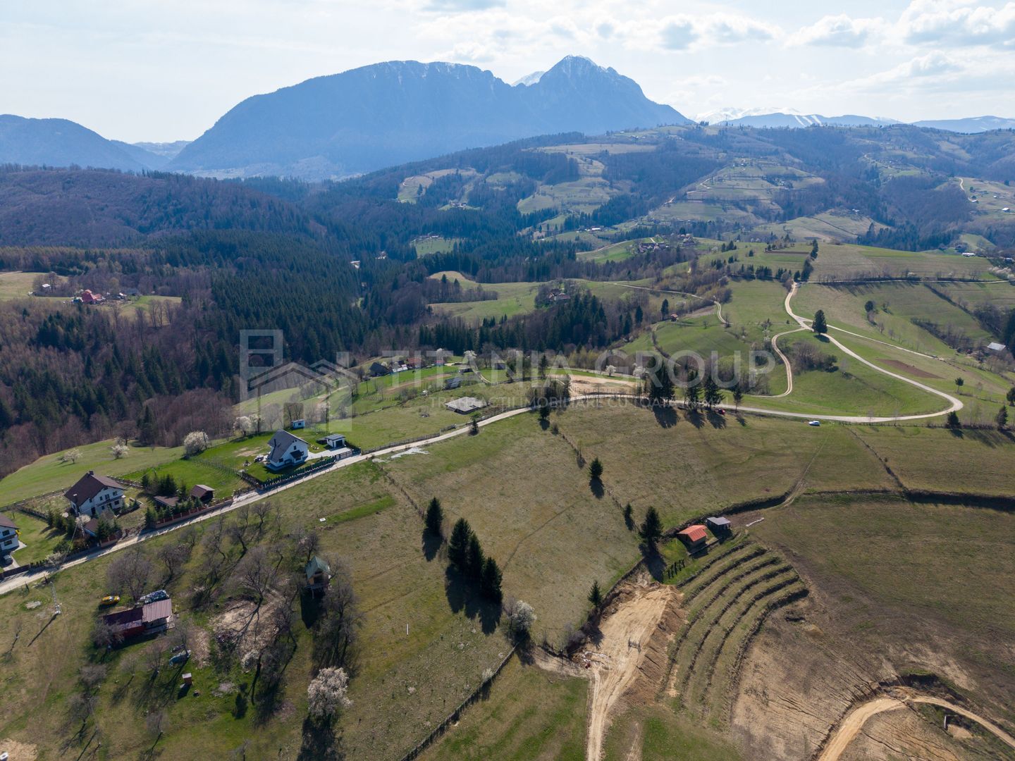 Teren intravilan în Poiana Mărului, 3.791 mp cu priveliste panoramica - Poză 5