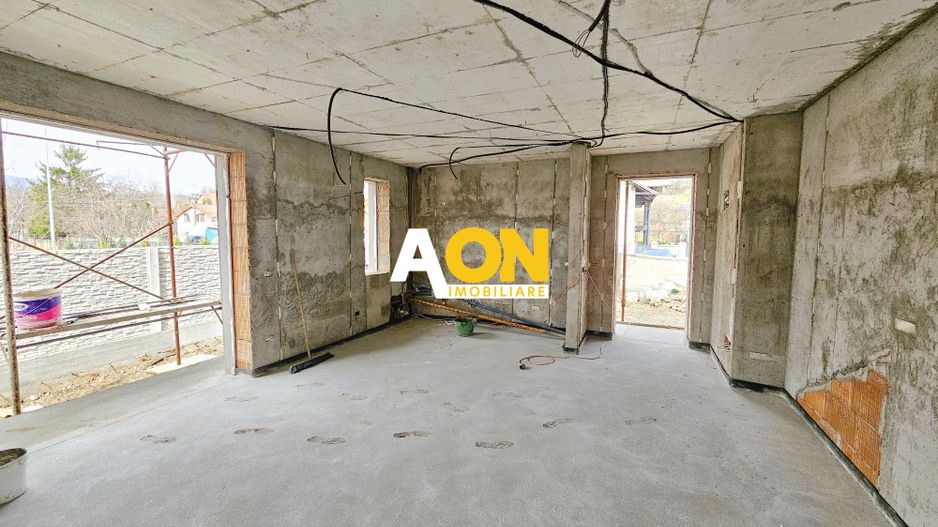 Apartament cu 3 camere, 2 bai, curte proprie, parcare si boxa 40 mp - Poză 4
