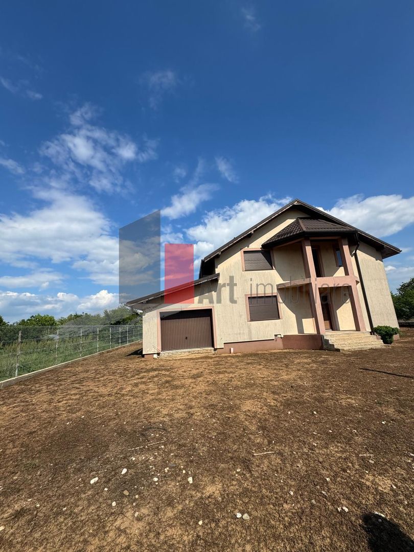 Casa la rosu in Peris - Poză 3