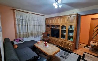 apartament de vanzare 3 camere izolat mobilat - Poză 1
