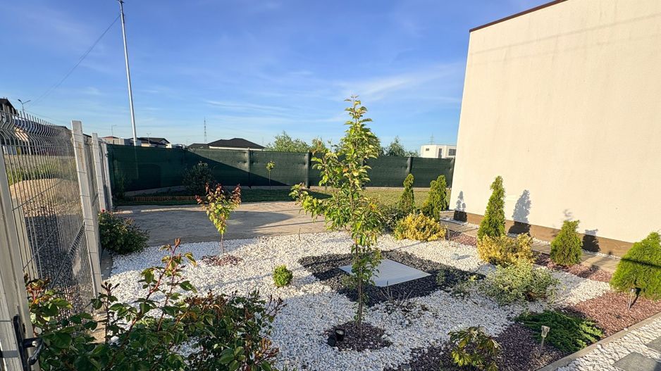 MOBILAT-UTILAT, 3 CAMERE, CURTE SPATOASA - Poză 20
