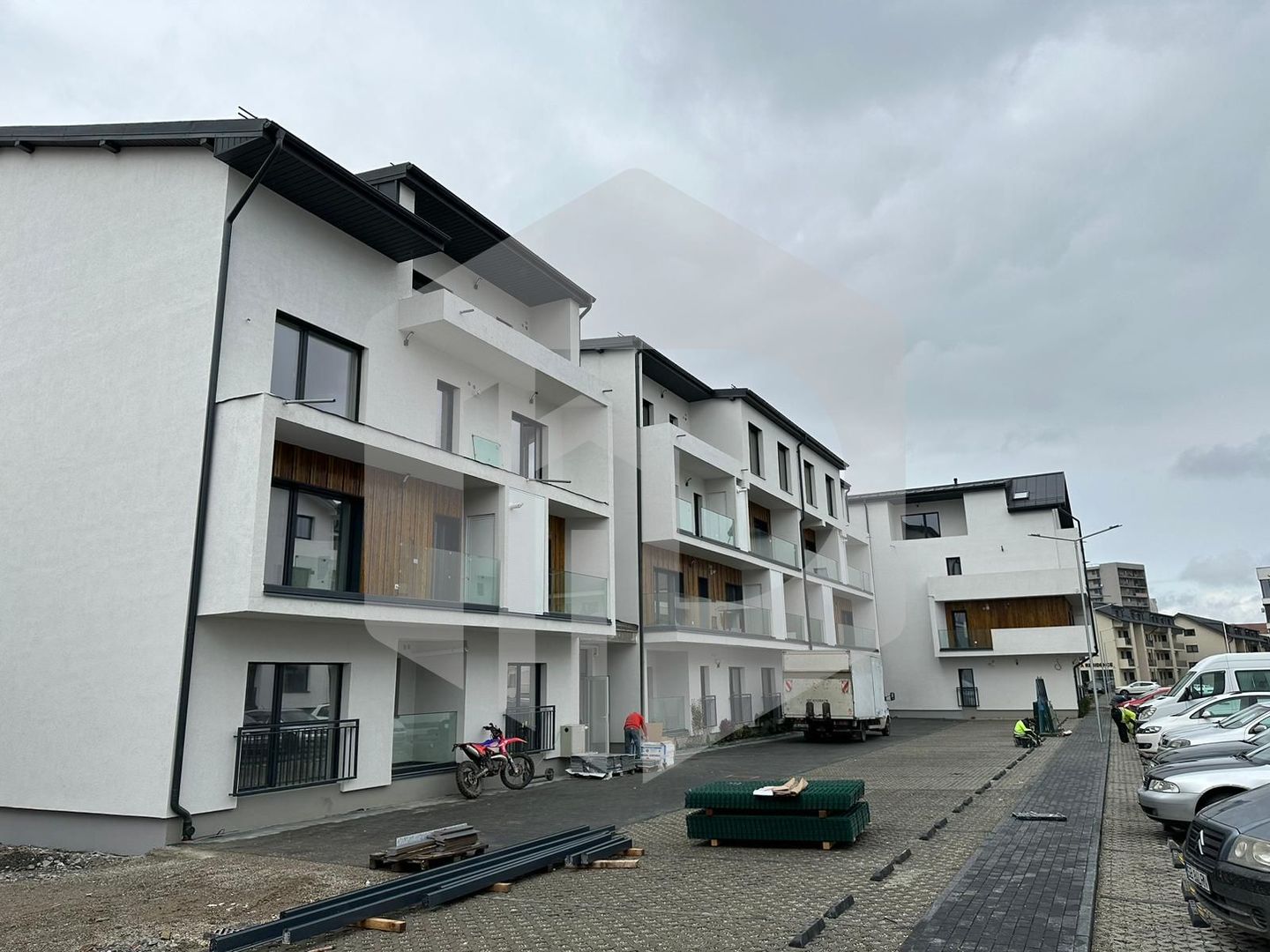 Apartament 3 camere - 670mpu + LA Cheie - Intabulat - Doamna Stanca - Poză 2