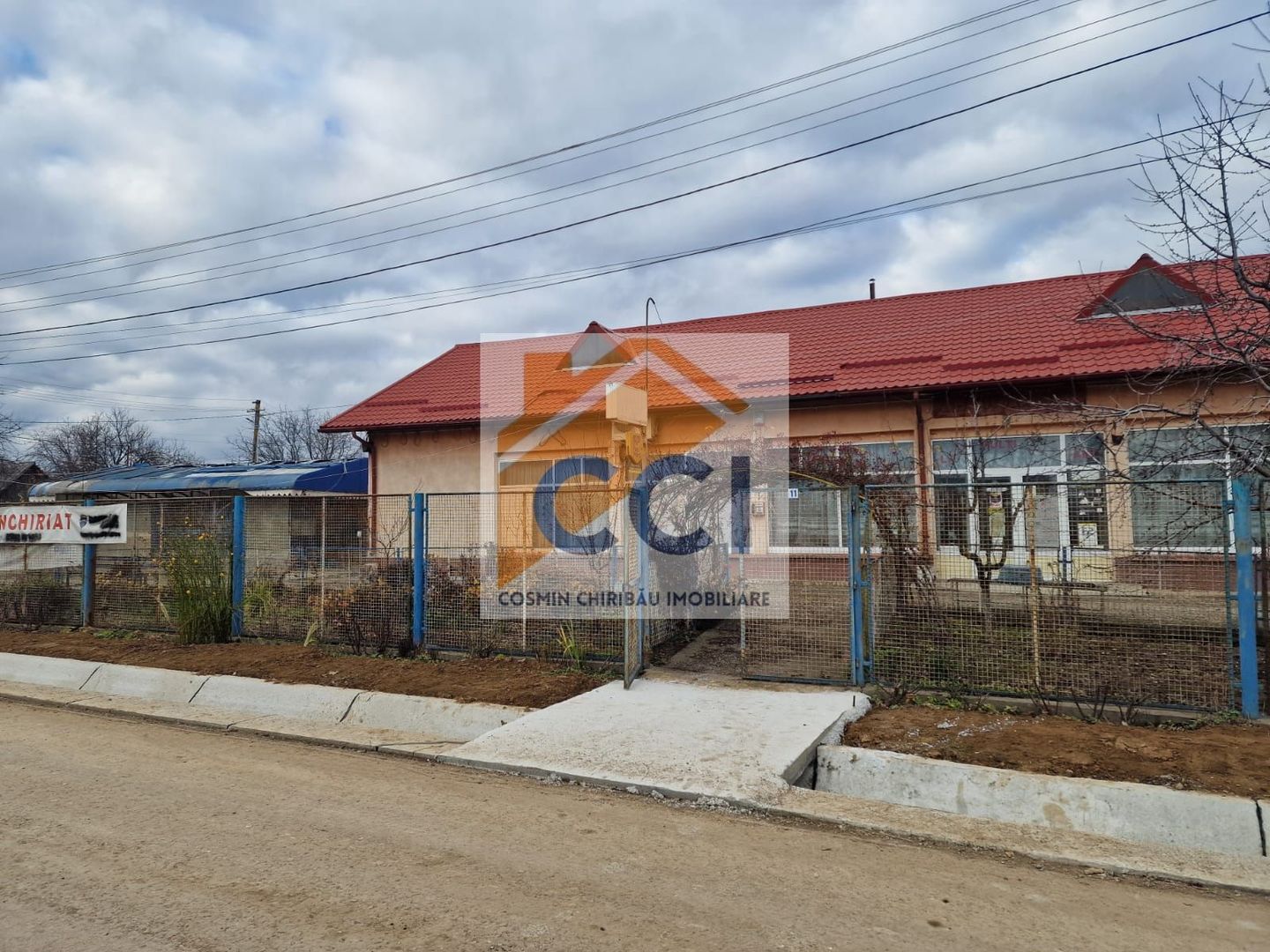 Se oferă spre vânzare / închiriere clădire cu spațiu comercial - Poză 24
