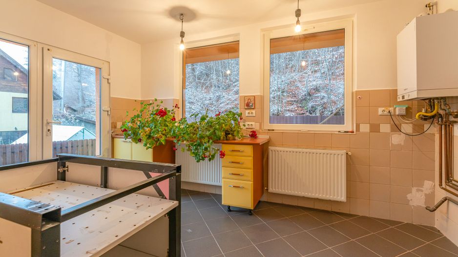 Ansamblu imobiliar compus din 2 proprietati si 700 mp teren - Poză 23