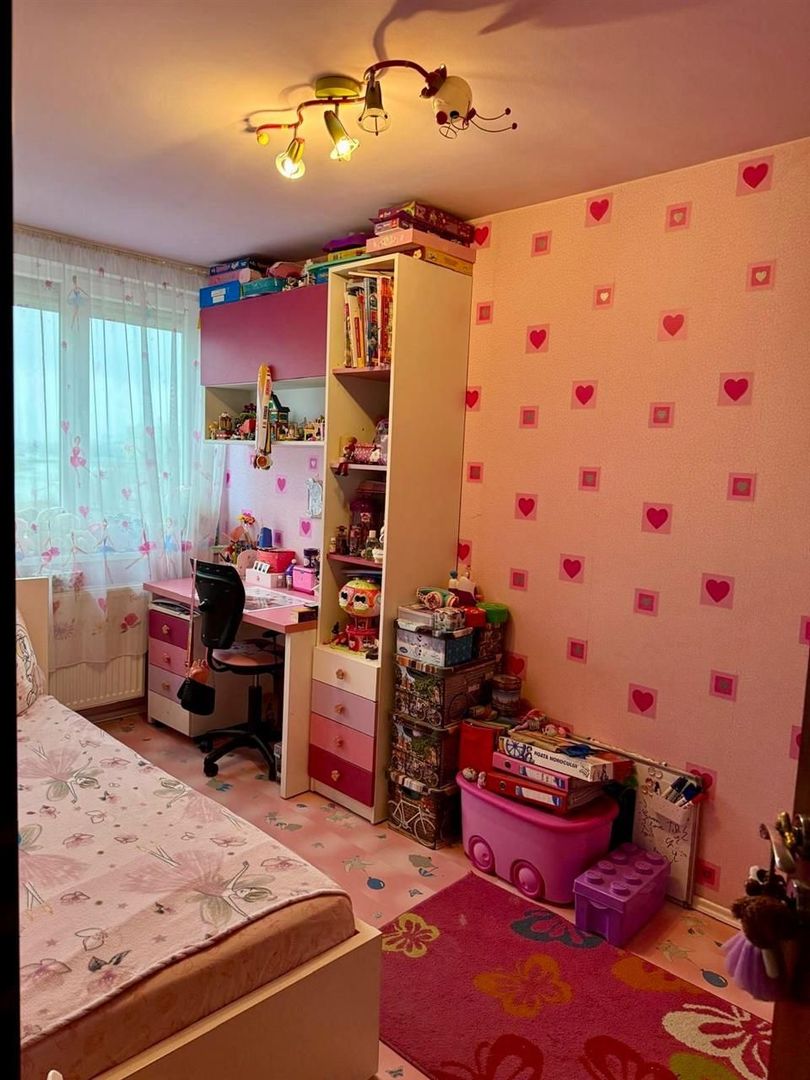 Apartament cu 4 camere cu vedere spre cris - Poză 9