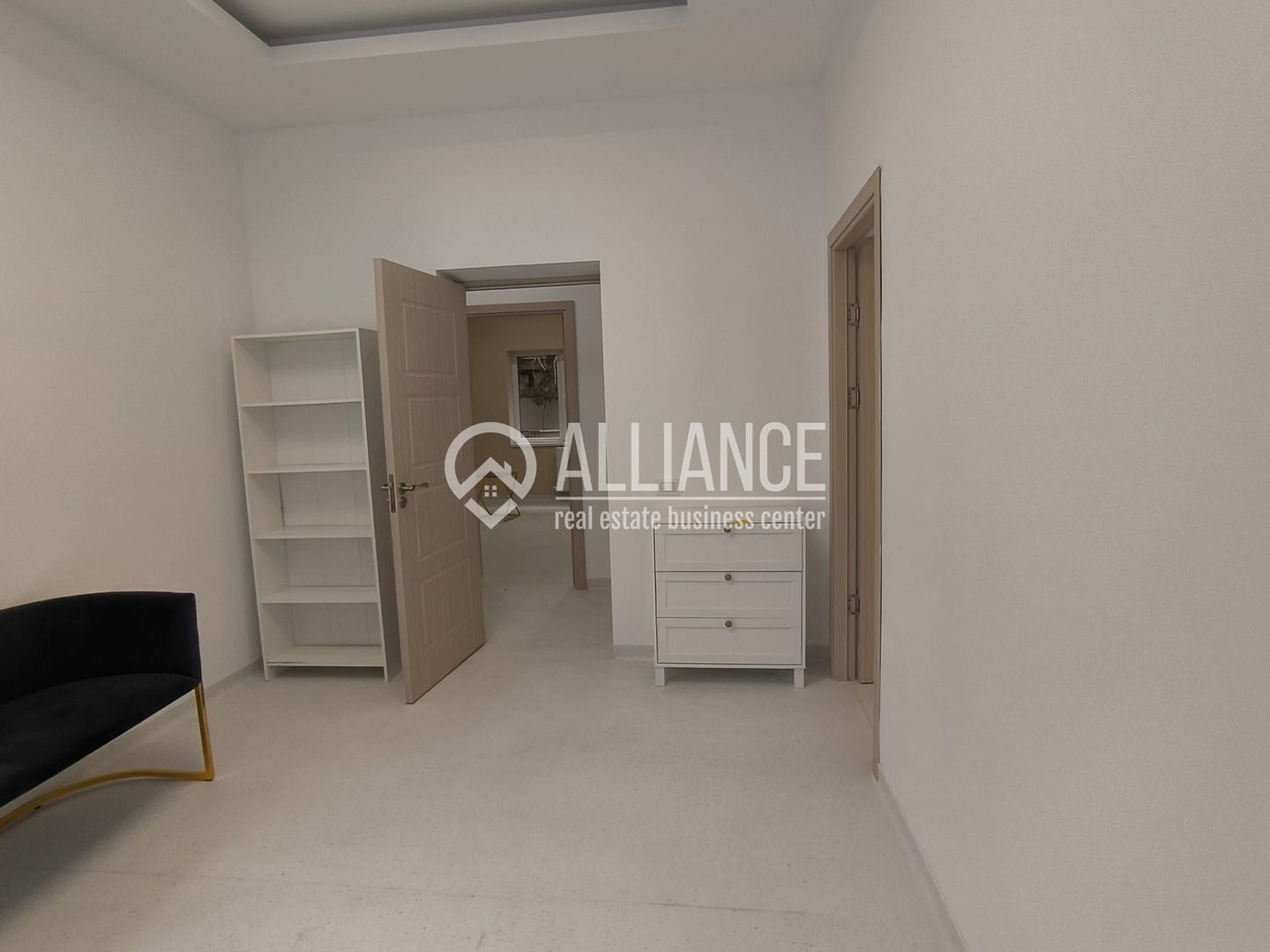 CAPITOL - Bdul Mamaia parter de vila stradal! - Poză 4