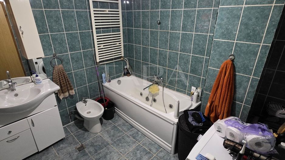 Casă spațioasă cu livadă generoasă și pod înalt, zona Borhanci - Poză 5