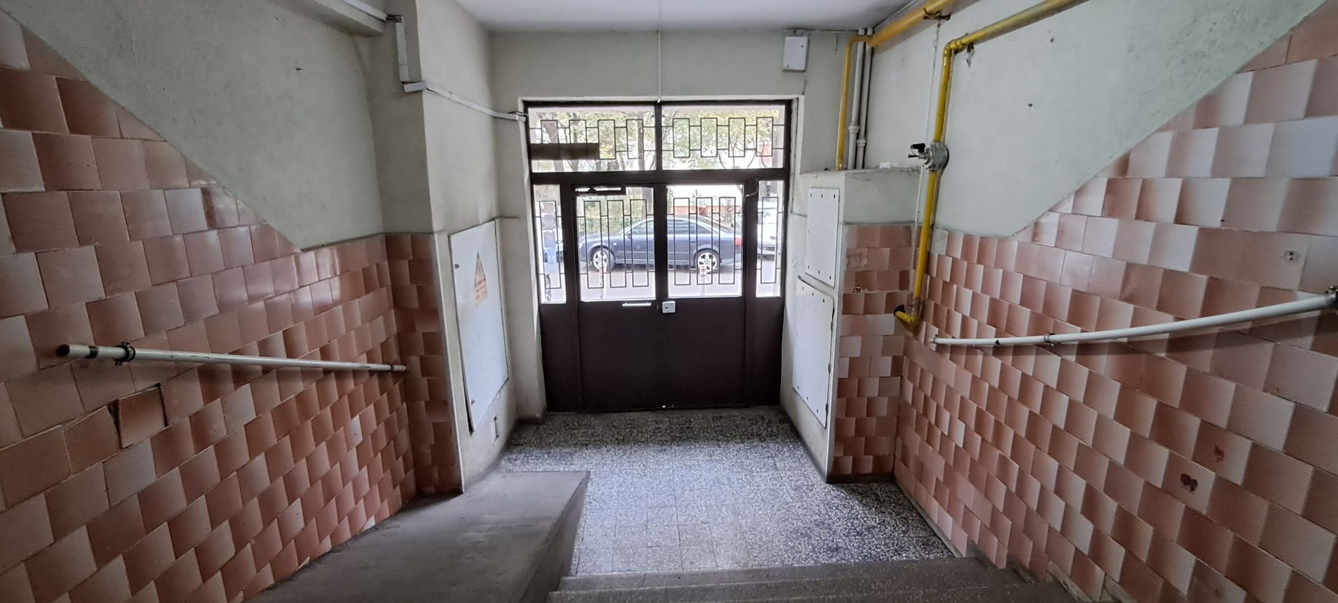 Apartament 3 camere Pantelimon, bloc reabilitat, statii stb si metrou - Poză 3