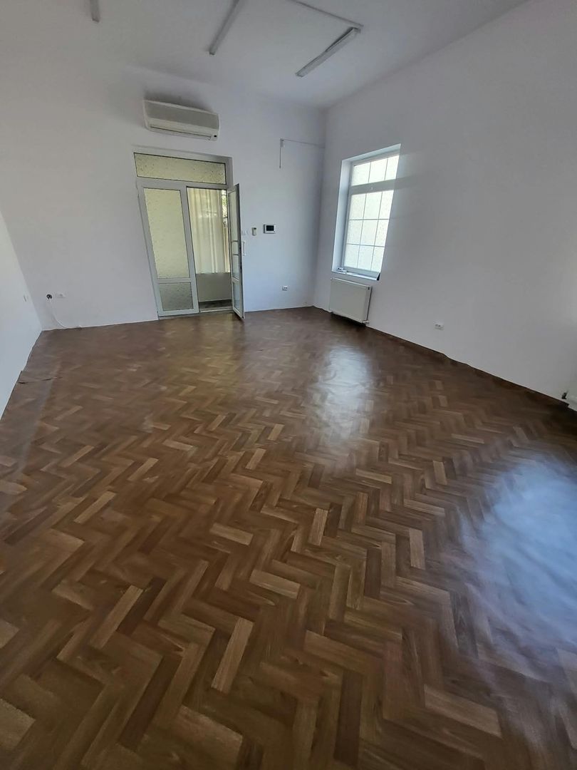 Casa de inchiriat. curte, centrala proprie, zona centrala. metrou 7min - Poză 2