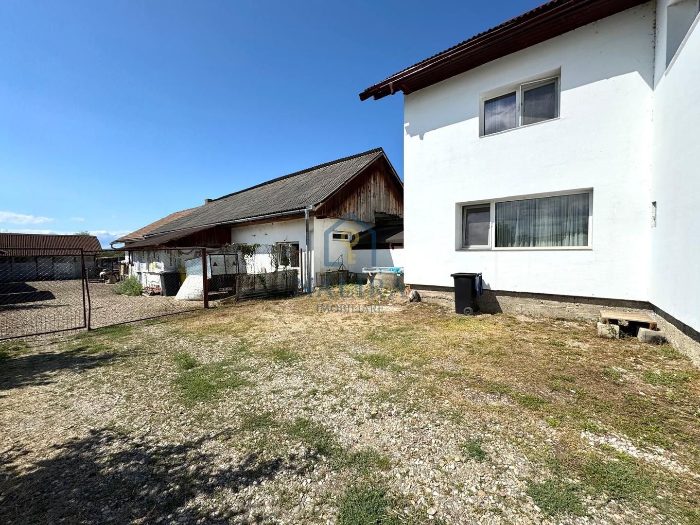 Casa spatioasa cu zona amenajata pentru ferma Cicarlau - Poză 3