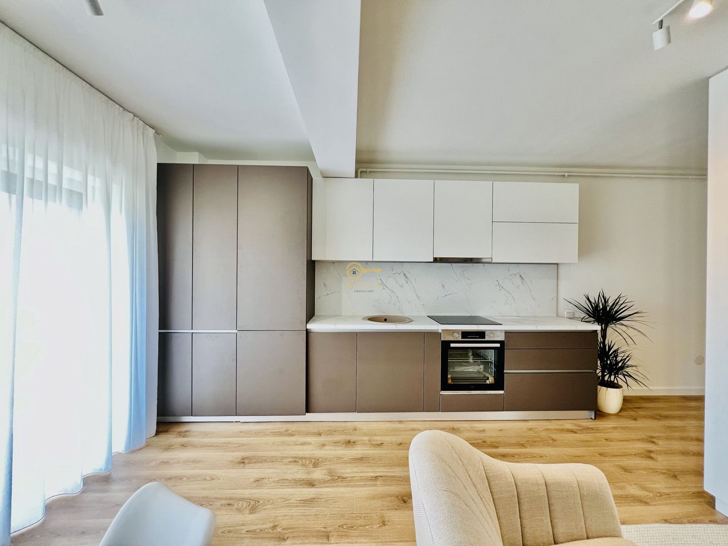 Garsoniera spatioasa LA CHEIE- Incalzire in pard, jaluzele electrice - Poză 8