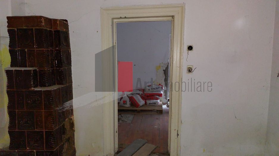 Casa "SARRERA" singur curte, multiple posibilitati, birou/comercial/rezidential - Poză 2