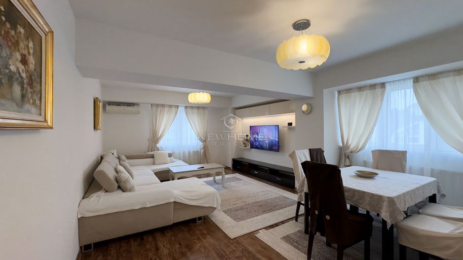 Apartament cu 3 camere, Parcare, P-ta Cipariu  zona Central - Poză 1