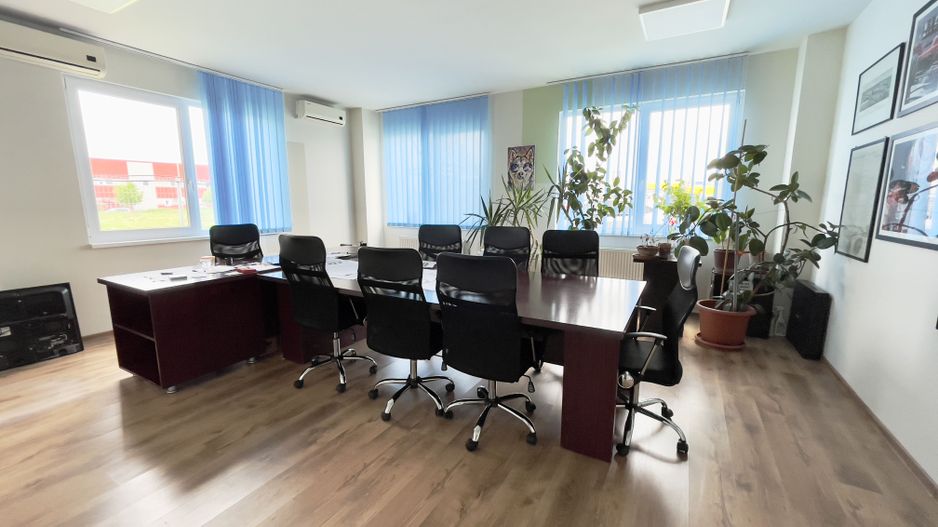 Clădire de birouri cu 12 parcări în incintă privată, UTA2, Arad - Poză 9