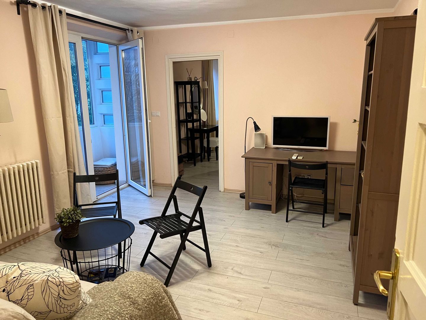 Apartament superb 2 camere, de închiriat, Piața Romană, balcon, vedere spre parc - Poză 2