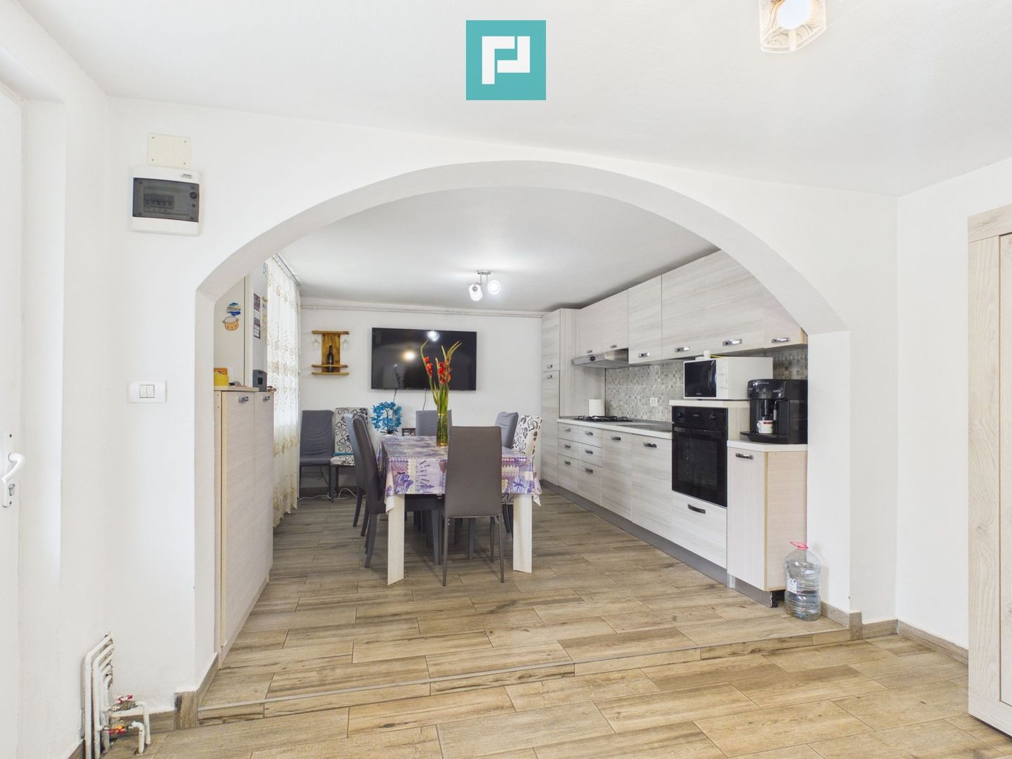 Casă solidă în Curtici cu teren de 1166 mp - Poză 1