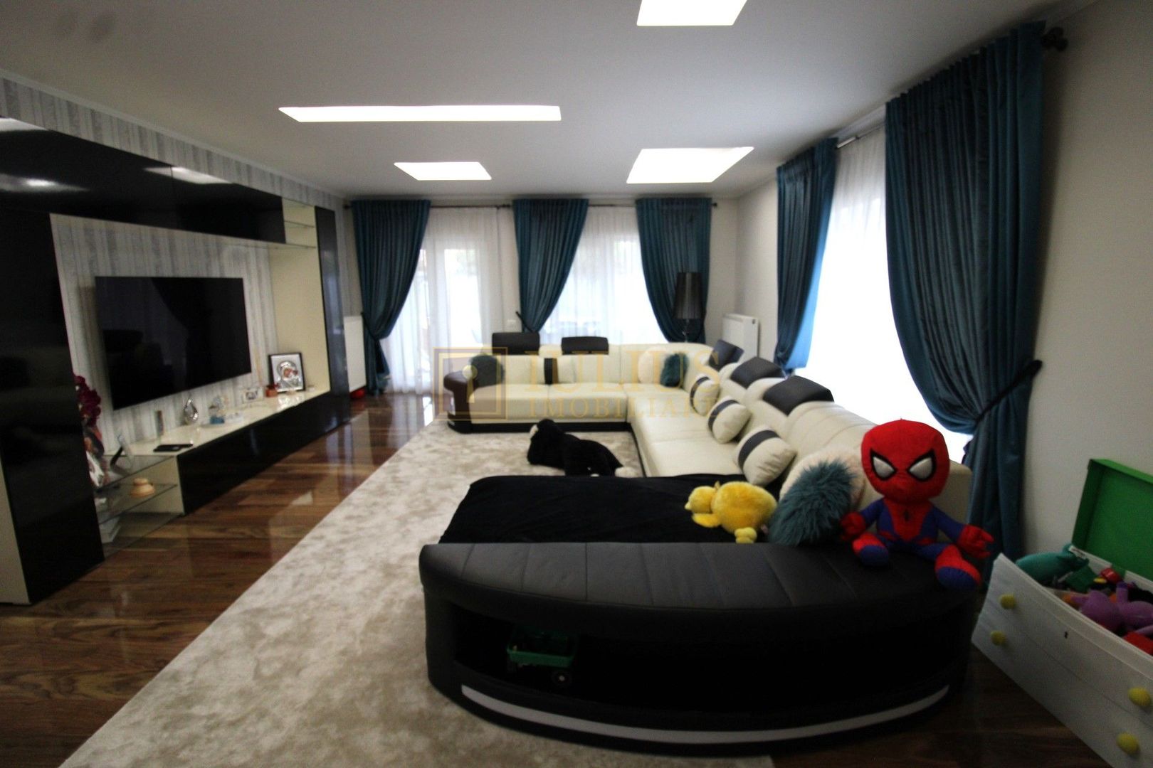 Sat Giroc, ideal pentru diverse afaceri sau pentru locuit. - Poză 1