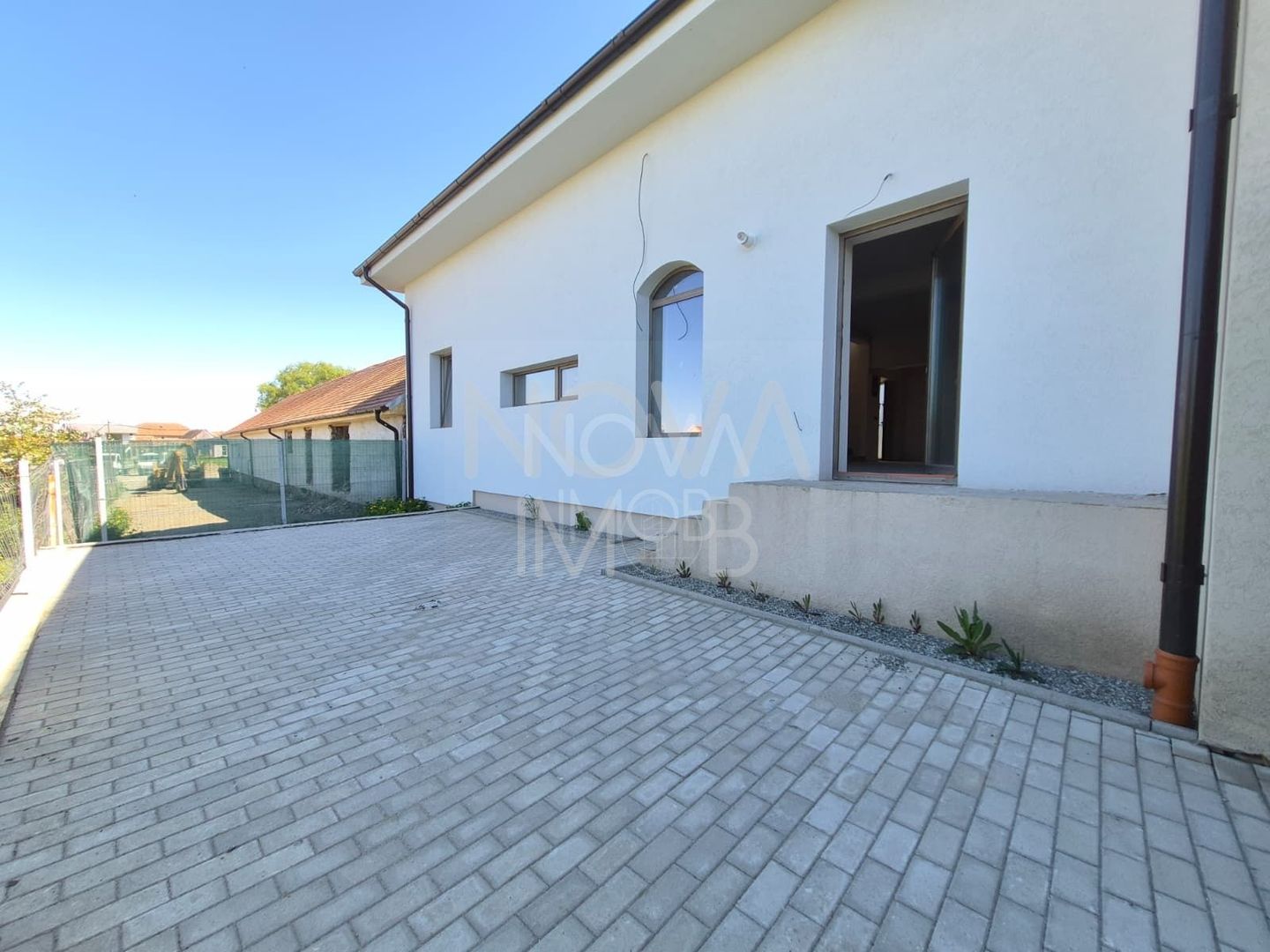 Casa generoasa cu 7 camere, 3 bai, dressing si parcare – Sura Mica - Poză 3