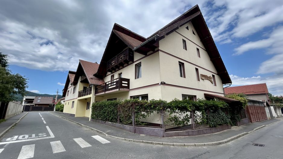 Pensiune cu potențial deosebit, vedere spectaculoasă spre Piatra Craiului - Poză 1