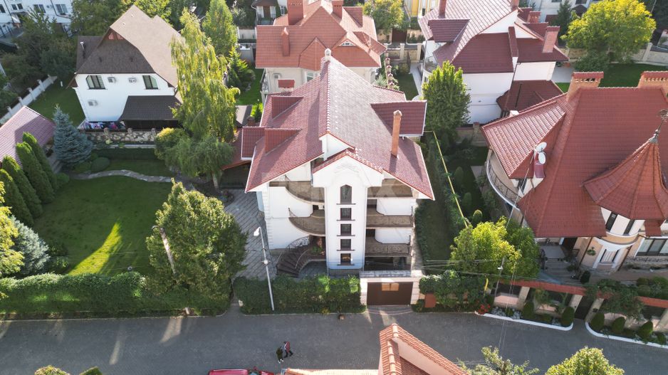 Casă de lux în Chișinău, de vânzare. Pe teren de 10,4 Ari. Telecentru. - Poză 2