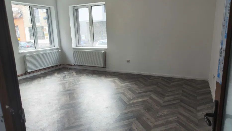 Casa Indiviuala Cu Locuri de Parcare  si Gradina Zona Centrala - Poză 2